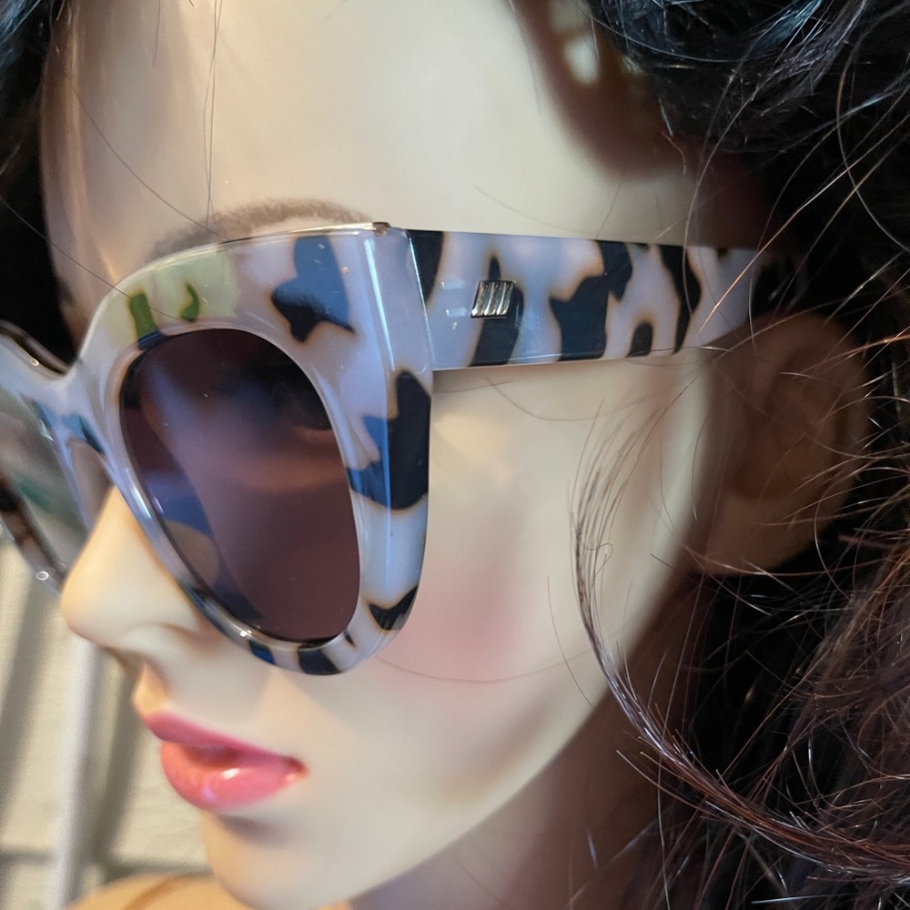 **SOLD** Le Specs Air Heart Sunglasses In Cookie Tort Unisex - Picture 3 of 16